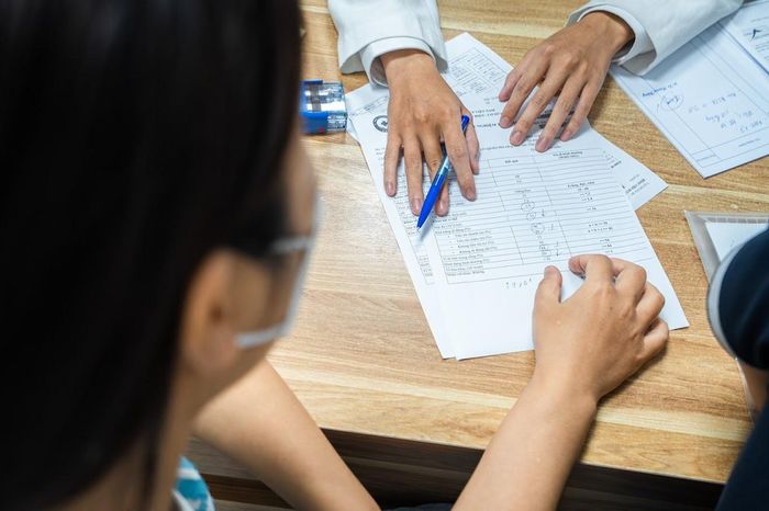 Theo vị chuyên gia, lối sống thiếu khoa học là một trong những nguyên nhân quan trọng ảnh hưởng đến sức khỏe sinh sản. Nhiều người thường xuyên thức đến 1-2h sáng mới ngủ, sinh hoạt không điều độ. Khi còn trẻ, sức khỏe vẫn tốt nên họ chủ quan, nhưng thực chất cơ thể đang bị bào mòn từng ngày, trong đó có khả năng sinh sản. Đặc biệt, với nam giới, việc thường xuyên sử dụng rượu bia, thuốc lá, thuốc lá điện tử và các chất kích thích khác đều có thể làm suy giảm chất lượng tinh trùng.