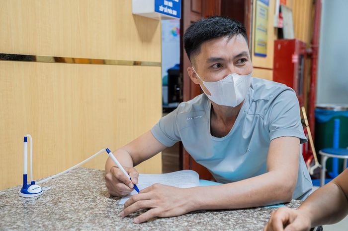 Mỗi lần nghe cánh cửa phòng khám mở ra, anh Đ. (ở Phú Thọ) lại ngẩng đầu nhìn theo với vẻ thấp thỏm. Anh cho biết hai vợ chồng từng hy vọng chỉ cần điều chỉnh chế độ sinh hoạt là có thể đón con tự nhiên, nhưng kết quả thăm khám cho thấy dự trữ buồng trứng của vợ suy giảm nghiêm trọng dù mới 23 tuổi. "Tôi chỉ mong sức khỏe của cô ấy đủ tốt để vượt qua quá trình kích trứng, hy vọng mọi chuyện sẽ thuận lợi", anh nói.