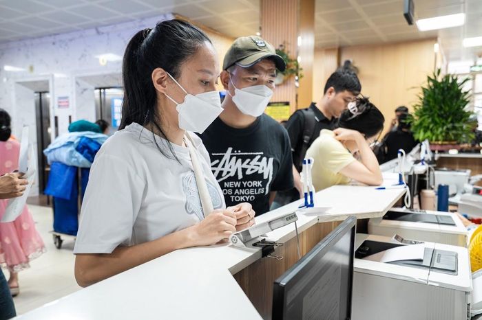 Ba năm sau, với mong ước gia đình có thêm tiếng trẻ thơ, chị quay trở lại bệnh viện. Lần tái ngộ ấy giờ đây đã được đền đáp bằng một thai kỳ khỏe mạnh. "Nghe bác sĩ nói con phát triển tốt, tôi rất mừng và hạnh phúc. Hành trình này không dễ dàng, nhưng cuối cùng gia đình tôi lại sắp có thêm một phép màu", chị xúc động chia sẻ.