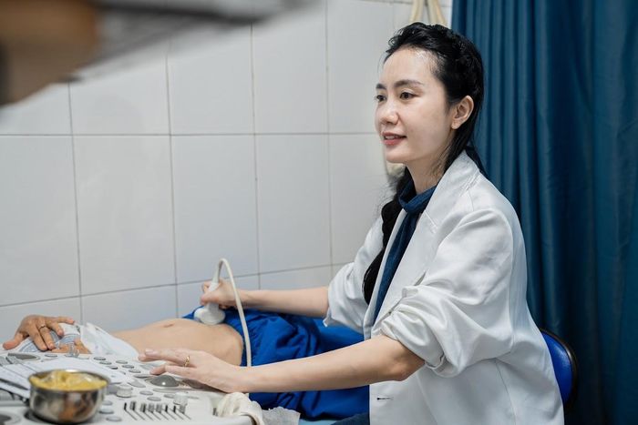 Nằm trên giường siêu âm, chị C. chăm chú dõi theo màn hình, gương mặt thể hiện rõ sự hồi hộp. Chỉ đến khi thạc sĩ, bác sĩ Lê Thị Hải Yến mỉm cười thông báo thai đã được 12 tuần, phát triển khỏe mạnh, người phụ nữ mới thở phào nhẹ nhõm.