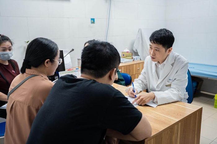 Trong phòng tư vấn của bác sĩ chuyên khoa I Nguyễn Tiến Sơn, anh V.T.T. (39 tuổi, Hà Nội) lặng lẽ ngồi cạnh vợ, trên tay vẫn cầm tập hồ sơ khám bệnh dày cộp. Vợ chồng anh T. đã có một con 8 tuổi, nhưng mong muốn sinh thêm em bé vẫn chưa thành hiện thực. Trước đó, người vợ từng bị tắc hai vòi trứng và đã trải qua phẫu thuật thông vòi trứng tại một bệnh viện khác. Sau nhiều tháng "thả" tự nhiên mà chưa có thai, họ quyết định cùng đến Trung tâm Hỗ trợ sinh sản để kiểm tra lại.