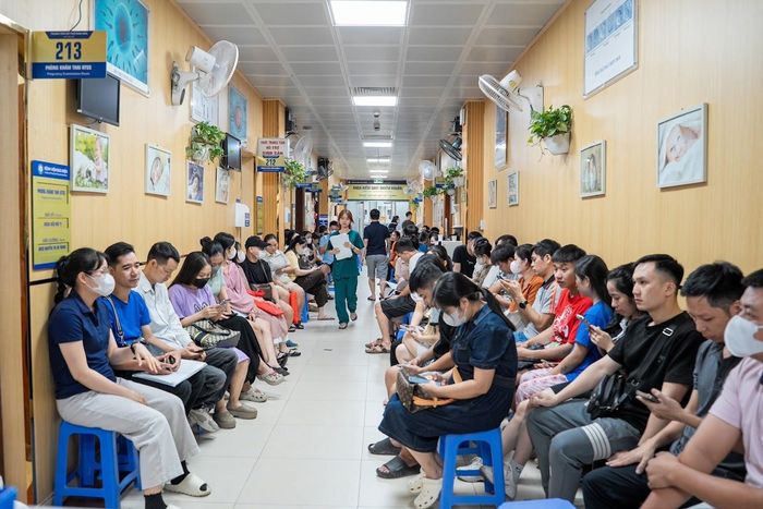 8h sáng, hành lang Trung tâm Hỗ trợ Sinh sản, Bệnh viện Bưu điện (Hà Nội), gần như không còn một khoảng trống. Tiếng gọi tên bệnh nhân liên tục vang lên giữa dòng người xếp hàng chờ đến lượt khám. Trong đám đông ấy là những cặp vợ chồng trẻ vừa kết hôn, những gia đình đã nhiều năm chạy chữa hiếm muộn để mong có con đầu lòng.