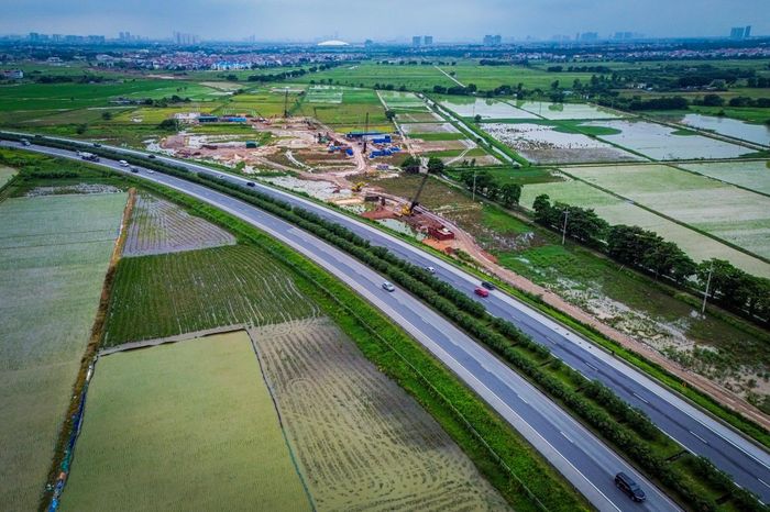 Hiện nay, xã Thư Lâm được hưởng lợi từ mạng lưới hạ tầng giao thông trọng điểm gồm cao tốc Hà Nội - Thái Nguyên, đường sắt tốc độ cao Hà Nội - Lào Cai - Hải Phòng và tuyến Vành đai 3 mở rộng. Những dự án này được kỳ vọng tạo động lực tăng trưởng và thúc đẩy quá trình phát triển của địa phương.