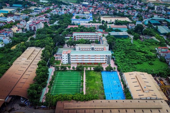 Cụm Trường Tiểu học Đông Anh, THCS Thư Lâm và THPT Đông Anh (tổ 9, xã Thư Lâm) được quy hoạch đồng bộ, phản ánh sự quan tâm của địa phương đối với giáo dục. Hiện 100% cơ sở giáo dục tại xã Thư Lâm đạt tiêu chuẩn cơ sở vật chất mức độ 1 và 18/19 trường công lập được công nhận đạt chuẩn quốc gia.