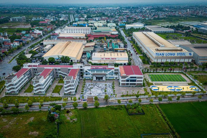 Trường THPT Phúc Thịnh là một trong những công trình giáo dục được đầu tư đồng bộ trên địa bàn, góp phần hoàn thiện hệ thống trường lớp của địa phương. Công trình mở rộng cơ hội tiếp cận giáo dục công lập cho học sinh, đồng thời giảm áp lực kỳ thi tuyển sinh vào lớp 10 trong bối cảnh dân số ngày càng tăng.