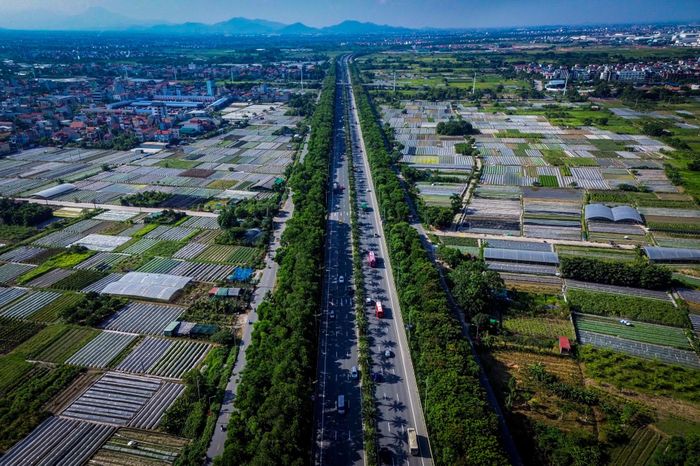 Địa phương có vị trí thuận lợi khi tiếp giáp sông Hồng, gần cầu Nhật Tân, cầu Thăng Long và Cảng hàng không quốc tế Nội Bài. Đồng thời, Phúc Thịnh nằm trên hành lang phát triển của trục động lực kinh tế Nhật Tân - Nội Bài, hưởng lợi trong kết nối và phát triển kinh tế.