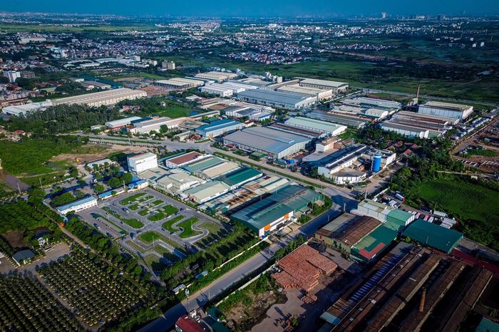 Xã Phúc Thịnh hiện có gần 1.600 doanh nghiệp và hơn 2.200 hộ kinh doanh đang hoạt động. Hai cụm công nghiệp Nguyên Khê và Đông Anh rộng khoảng 96 ha là nơi tập trung các doanh nghiệp cơ khí, vật liệu xây dựng, góp phần tạo việc làm ổn định cho người lao động và thúc đẩy phát triển kinh tế địa phương.