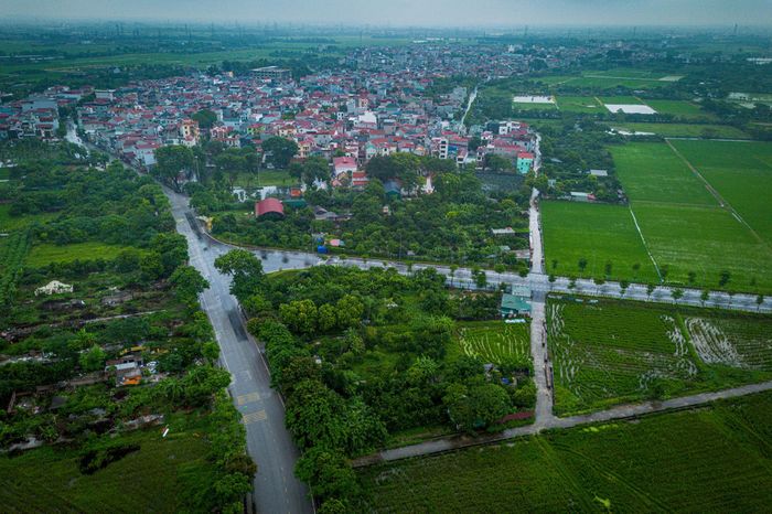 Liên quan hạ tầng giao thông, khi cầu Tứ Liên cùng các tuyến đường kết nối hoàn thành, thời gian di chuyển từ địa phương đến trung tâm Thủ đô dự kiến được rút ngắn, qua đó nâng cao năng lực liên kết vùng và tạo thêm động lực phát triển cho địa phương.
