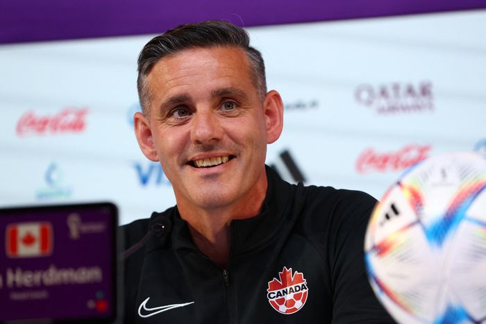 John Herdman (51 tuổi) nhậm chức HLV đội tuyển quốc gia Indonesia vào đầu năm nay với mức lương 40.000 USD/tháng, tương đương gần nửa triệu USD một năm. Trong dàn HLV tại ASEAN Cup 2026, ông là người có mức lương cao nhất. Hợp đồng của ông Herdman có thời hạn 2 năm, kèm điều khoản tùy chọn gia hạn thêm 24 tháng (đến năm 2030), theo Toronto Times. Ngoài việc dẫn dắt đội tuyển quốc gia, Herdman còn phụ trách đội U23 Indonesia nhằm kết nối chặt chẽ hơn giữa phát triển cầu thủ trẻ và đội tuyển chính. Ảnh: Reuters.