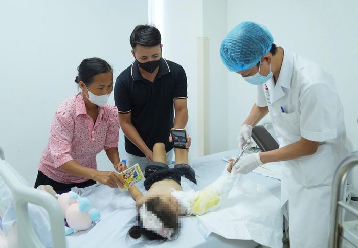 Sau phẫu thuật, cẳng tay và bàn tay phải của bệnh nhi hồng ấm, tuần hoàn chi được duy trì tốt, cho thấy tình trạng tưới máu của cánh tay được bảo đảm. Ảnh: BVCC.
