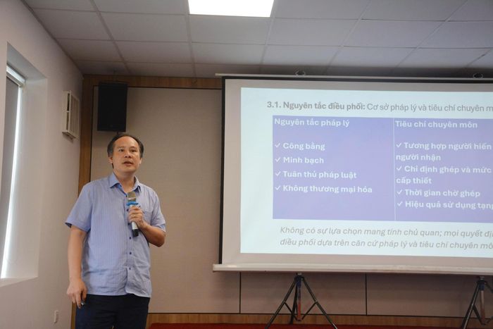 TS Nguyễn Hoàng Phúc, Phó Giám đốc Trung tâm Điều phối Ghép tạng Quốc gia, chia sẻ tại hội nghị. Ảnh: BTC.