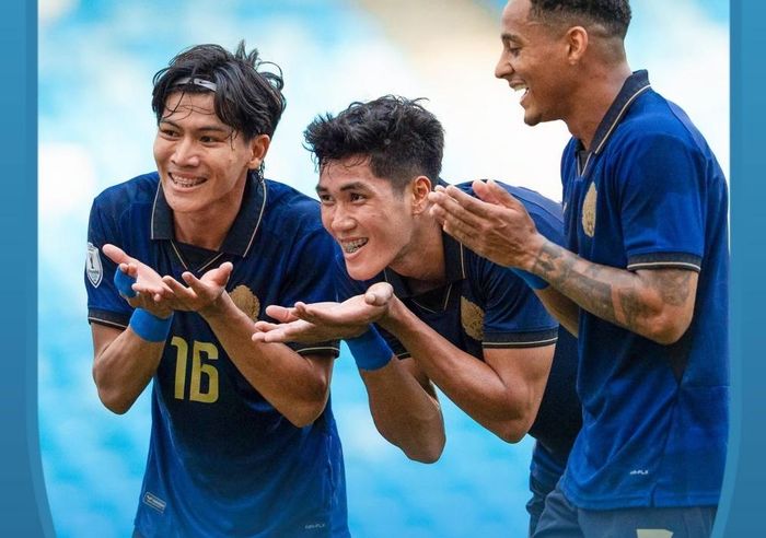 Hav Soknet (giữa) ghi cú đúp giúp Campuchia có chiến thắng đầu tiên tại giải. Ảnh: Campuchia Football.