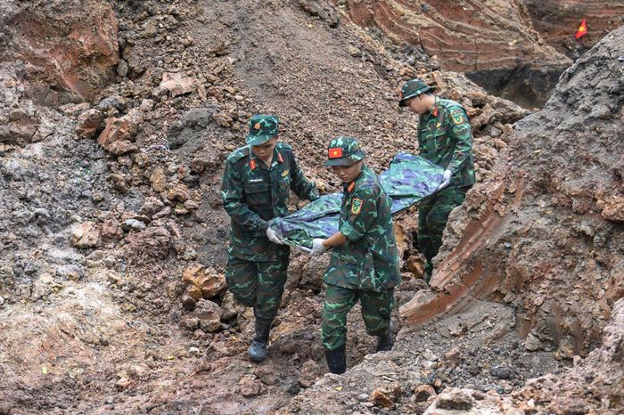 Lực lượng quy tập đào tìm tại công viên ngày 3/8.