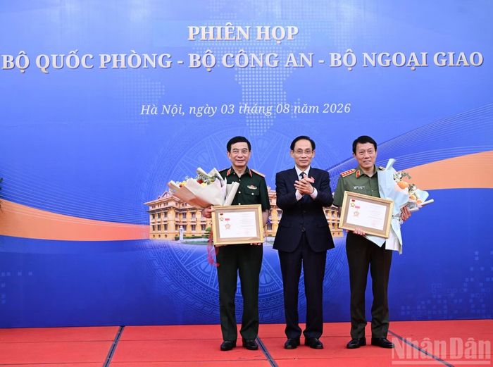 Bộ trưởng Ngoại giao Lê Hoài Trung trao Kỷ niệm chương của Bộ Ngoại giao cho Đại tướng Phan Văn Giang, Phó thủ tướng, Bộ trưởng Quốc phòng và Đại tướng Lương Tam Quang, Bộ trưởng Công an. Ảnh: Nhân Dân.