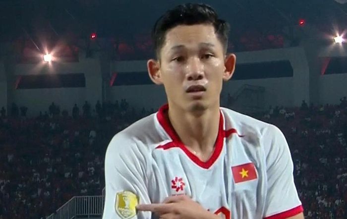 Hai Long ăn mừng gây chú ý.