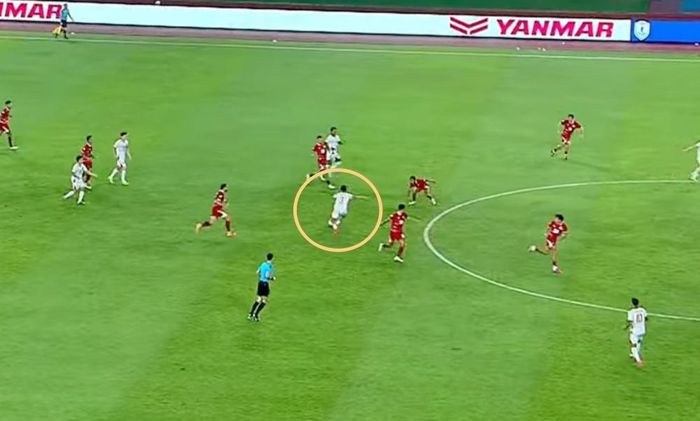  Văn Vĩ đoạt lại bóng trong vòng vây các cầu thủ Indonesia.
