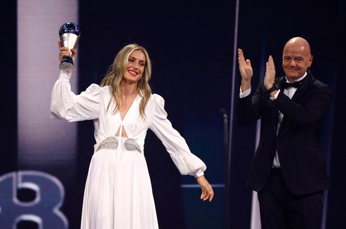  Infantino trao cúp giải Cầu thủ nữ xuất sắc FIFA 2022 cho Alexia Putellas của FC Barcelona tại Salle Pleyel (Paris, Pháp) ngày 27/2/2023. Ảnh: Sarah Meyssonnier/Reuters. 