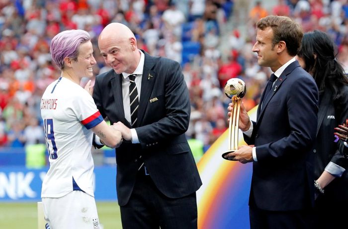  Cựu cầu thủ Megan Rapinoe của Mỹ trò chuyện với Chủ tịch FIFA Gianni Infantino và Tổng thống Pháp Emmanuel Macron trước khi nhận cúp trong giải World Cup ngày 7/7/2019. Ảnh: Bernadett Szabo/Reuters. 
