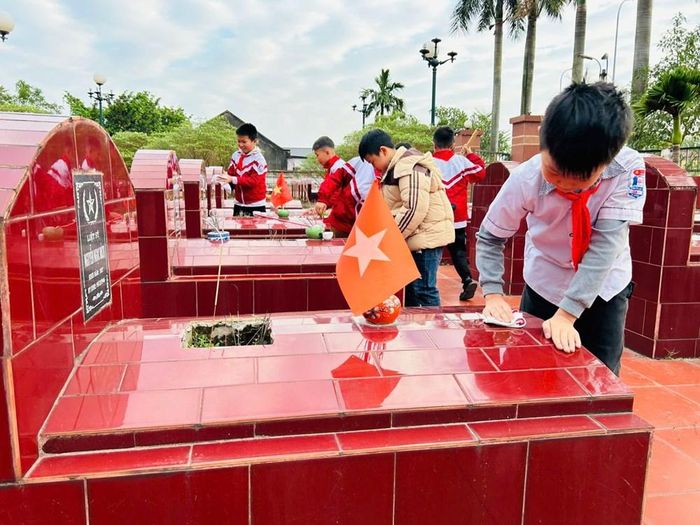 Kế hoạch triển khai thực hiện Đề án tổ chức các hoạt động hướng tới Kỷ niệm 80 năm Ngày Thương binh - Liệt sĩ của Chính phủ, trong đó tổng rà soát, tu bổ, chỉnh trang các nghĩa trang liệt sĩ là chủ trương lớn, đầy nhân văn. Trong ảnh: Học sinh Trường Tiểu học Đa Mai (Bắc Ninh) chăm sóc nghĩa trang liệt sĩ. Ảnh: B.LÂM