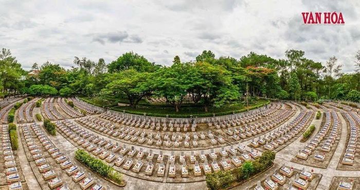 Chủ trương rà soát, tu bổ, sửa chữa, chỉnh trang, nâng cấp toàn bộ hệ thống nghĩa trang liệt sĩ… là chiến dịch của triệu tấm lòng, qua đó giá trị hòa bình cần được trao truyền thường xuyên cho thế hệ trẻ. Ảnh: VĨNH QUÝ
