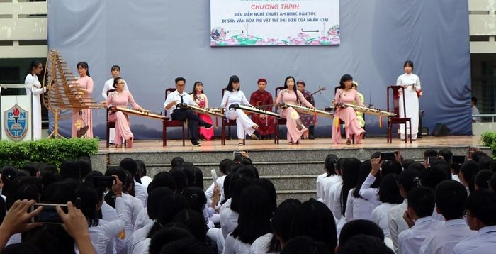 Câu lạc bộ Âm nhạc dân tộc Hồn Việt của giáo viên và học sinh Trường THPT Phú Nhuận, TP.HCM biểu diễn