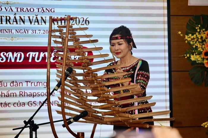 NSND Tuyết Mai biểu diễn nhạc cụ dân tộc tại Lễ trao giải Trần Văn Khê