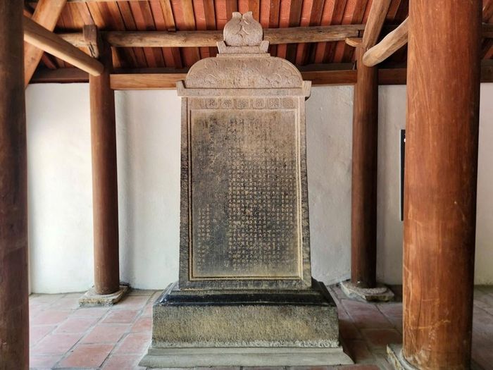 Bia đá dựng năm 1882 ghi lại việc trùng tu đình dưới thời Nguyễn, góp phần làm rõ lịch sử hình thành và giá trị của ngôi đình hơn 600 năm tuổi