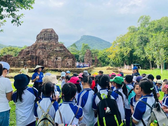 Một buổi học ngoại khóa lồng ghép chương trình giáo dục di sản của học sinh tại Mỹ Sơn, thành phố Đà Nẵng