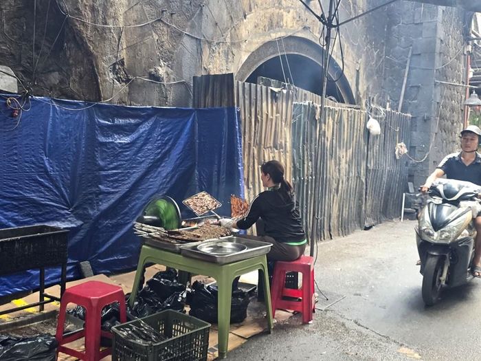 Hai đầu đoạn phố Gầm Cầu bị chiếm dụng thành nơi bán hàng