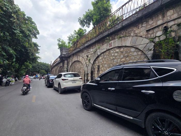 Dọc theo các ô vòm là những điểm trông giữ ô tô