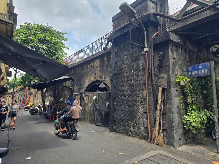 Đoạn ô vòm đầu phố Gầm Cầu giao với phố Hàng Giấy
