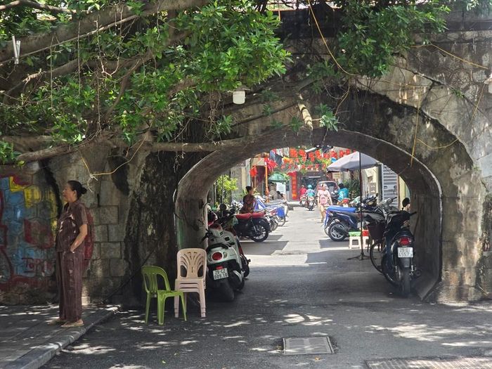 Ô vòm số 9 nối ngõ Hàng Hương với phố Phùng Hưng với kiến trúc vòm đá kết hợp cây xanh tạo nét cổ kính đậm chất Hà Nội
