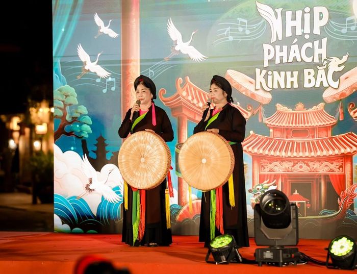 Tiết mục biểu diễn của các nghệ sĩ Nhà hát Dân ca Quan họ Bắc Ninh