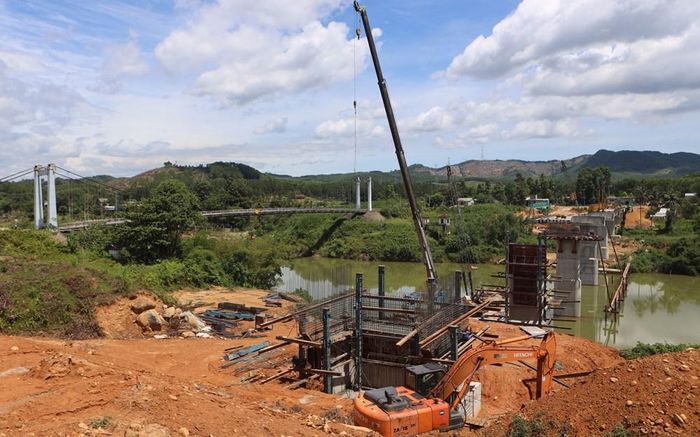 Cầu Bình Thành mới nằm cách cầu treo cũ khoảng 200m. Ảnh: T.A