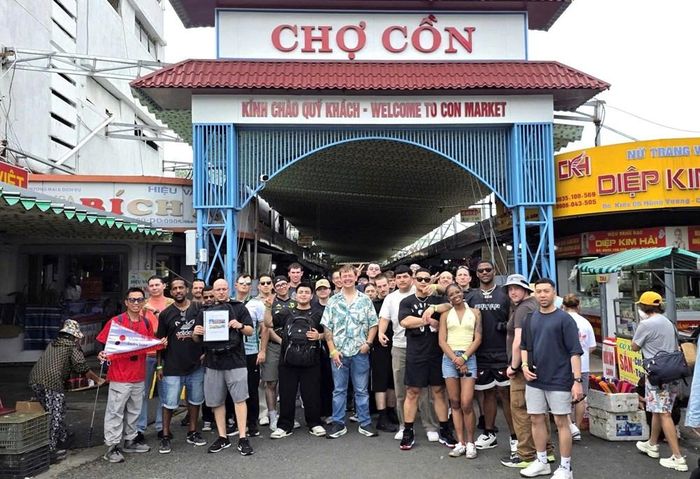 Các thành viên của đoàn tham quan mua sắm tại chợ Cồn
