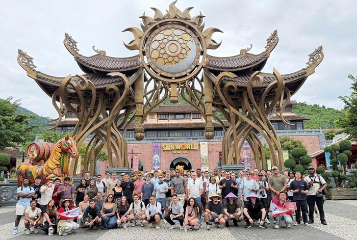 Thủy thủ đoàn tham quan khu du lịch Bà Nà Hills