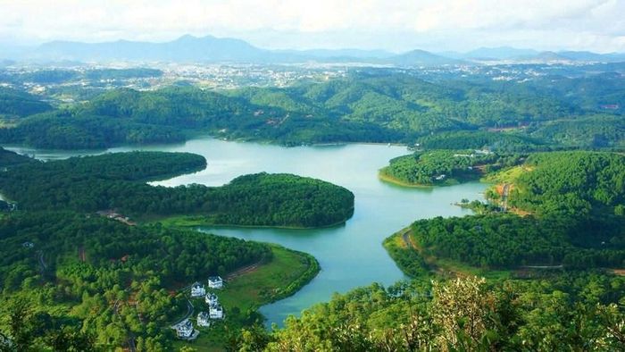 Điểm khác biệt của Lâm Đồng hiện nay là sở hữu hệ sinh thái du lịch hiếm có khi hội tụ cả biển, hoa, đại ngàn, nông nghiệp đặc trưng và bản sắc văn hóa đa dạng