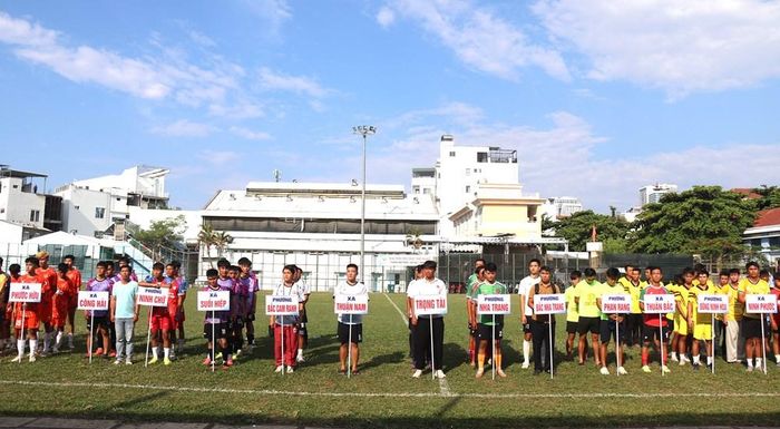 Các VĐV tham gia Lễ khai mạc Giải vô địch Bóng đá tỉnh Khánh Hòa năm 2026