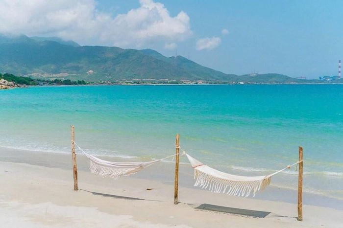 Địa hình núi ôm biển không chỉ mang đến những bãi cát trắng mịn, các ghềnh đá tự nhiên kỳ thú mà còn tạo nên vùng nước trong xanh quanh năm