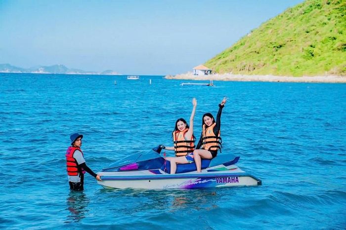 Gành Nhảy mang đến cảm giác bình yên với mặt nước xanh ngọc, những ghềnh đá được sóng biển bào mòn qua hàng triệu năm và bầu không khí trong lành