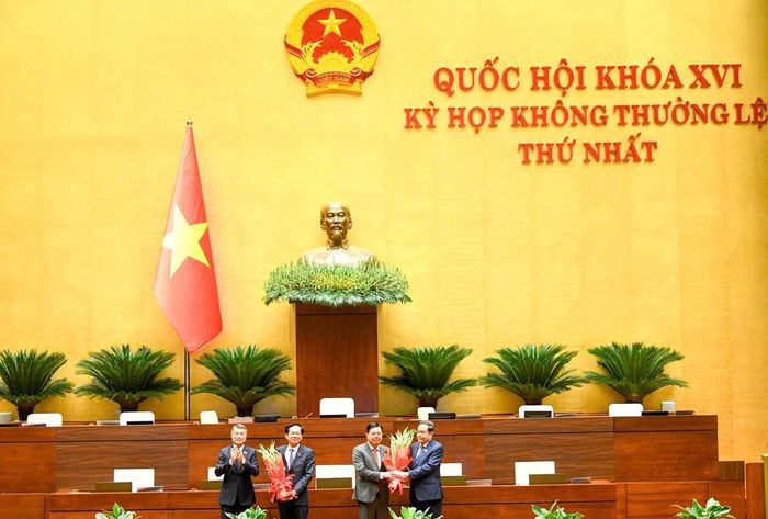 Thủ tướng Chính phủ Lê Minh Hưng và Chủ tịch Quốc hội Trần Thanh Mẫn tặng hoa chúc mừng ông Đỗ Thanh Bình và ông Nguyễn Tiến Hải