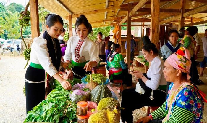 Cứ mỗi sáng thứ Bảy, từ sớm tinh mơ, đỉnh đèo đã rộn ràng tiếng nói cười, rực rỡ sắc màu thổ cẩm của đồng bào Mông, Thái. Không chỉ là nơi giao thương, chợ phiên còn là không gian văn hóa sống động để du khách hòa mình vào đời sống sinh hoạt của đồng bào các dân tộc Tây Bắc