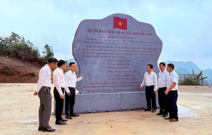Thuộc địa bàn Di tích lịch sử Quốc gia đèo Pha Đin, chợ phiên còn là điểm check-in săn mây lý tưởng. Du khách có thể dừng chân chiêm bái Đền thờ Liệt sĩ tại Khu lịch sử - văn hóa đèo Pha Đin, nơi tưởng niệm, tri ân sự hy sinh anh dũng của các thế hệ cha anh trong cuộc kháng chiến chống thực dân Pháp, bảo vệ tuyến đường huyết mạch qua đèo Pha Đin lên Tuần Giáo, Điện Biên trong Chiến dịch Điện Biên Phủ năm 1954
