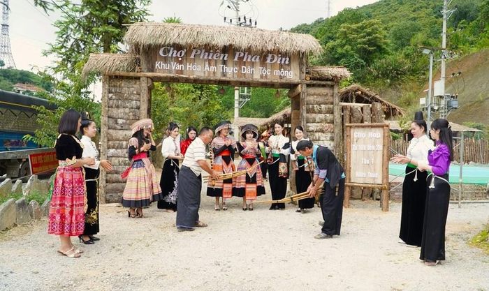 Đến với chợ phiên, du khách được thưởng thức và mua sắm các sản vật đặc trưng do chính đồng bào nuôi trồng, hái từ núi rừng như măng rừng, rau sạch, mật ong, gà đen, lợn bản, thịt gác bếp, thắng cố, cá nướng, rượu ngô men lá và nhiều sản phẩm OCOP, sản phẩm truyền thống