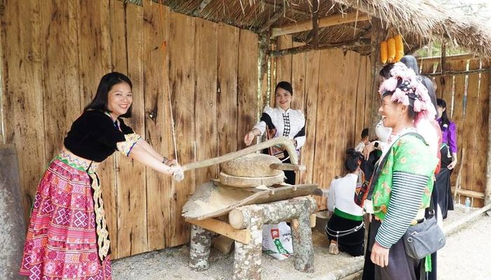 Đặc biệt, vào tối thứ Bảy hằng tuần, tại chợ phiên còn diễn ra chương trình giao lưu văn nghệ với nhiều tiết mục đặc sắc như múa xòe Thái, múa khèn Mông, các làn điệu dân ca truyền thống và giao lưu giữa nhân dân địa phương với du khách