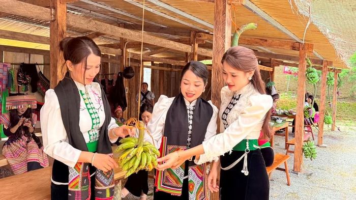Ấn tượng là không gian văn hóa đặc sắc với những tà áo cóm, váy xòe Thái, váy hoa Mông rực rỡ; tiếng khèn Mông, điệu pí Thái nồng nàn gọi bạn giữa phiên chợ mờ sương