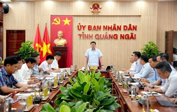 Ông Nguyễn Đức Tâm, Chủ tịch UBND tỉnh Quảng Ngãi chủ trì cuộc họp
