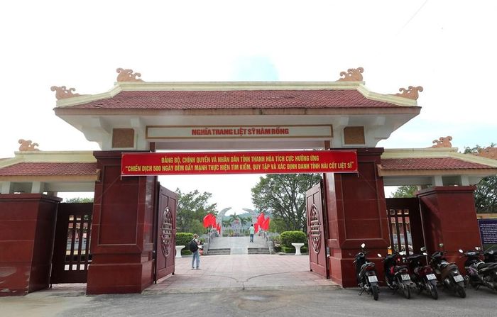 Nghĩa trang Liệt sĩ Hàm Rồng hiện là nơi an nghỉ của gần 2.000 liệt sĩ, trong đó có hơn 1.000 phần mộ chưa xác định được danh tính
