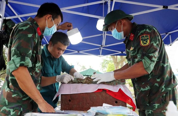 Cán bộ Ban Chỉ huy Quân sự tỉnh Thanh Hóa và lực lượng chuyên môn cẩn trọng lấy mẫu sinh phẩm từ hài cốt liệt sĩ chưa xác định danh tính để phục vụ giám định ADN