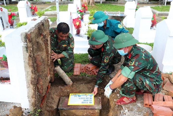 Sau lễ dâng hương, các lực lượng chuyên môn bắt đầu triển khai lấy mẫu sinh phẩm tại các phần mộ liệt sĩ chưa xác định danh tính